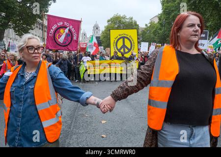 London, Großbritannien. September 2025. Aktivisten von rund 50 Umwelt-, Gewerkschaften, Wohltätigkeitsorganisationen und anderen Organisationen protestierten gegen den zweiten Besuch des US-Präsidenten im Vereinigten Königreich beim „Trump Not Welcome“-marsch vom portland Place zum Parliament Square. Quelle: Eleventh Photography/Alamy Live News Stockfoto