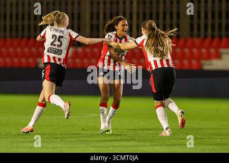 Eindhoven, Niederlande. September 2025. Eindhoven, Niederlande, 17. September 2025: Nina Nijstad (20 PSV Eindhoven) feiert, nachdem sie ihr drittes Tor beim UEFA Women's Europa Cup 2025/26 in der ersten Qualifikationsrunde zwischen PSV Eindhoven und Rosenborg BK im de Herdgang in Eindhoven erzielt hat. (Leiting Gao/SPP) Credit: SPP Sport Press Photo. /Alamy Live News Stockfoto