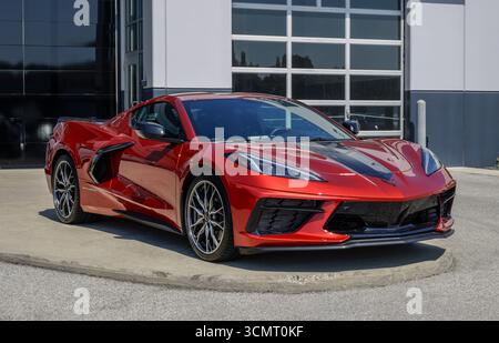 Indianapolis - 14. September 2025: Chevrolet Corvette Stingray 3LT in einem Händlerbetrieb. Chevy bietet die Corvette mit einem 6,2 l V8-Motor mit Direkteinspritzung an. Stockfoto