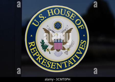 Noblesville - 31. August 2025: Siegel des Repräsentantenhauses der Vereinigten Staaten. Das Repräsentantenhaus ist eine Kammer des US-Kongr Stockfoto