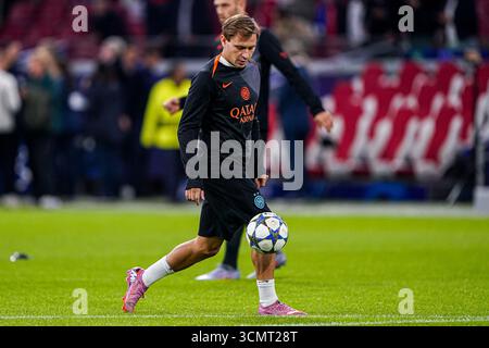 Amsterdam, Niederlande. September 2025. AMSTERDAM, NIEDERLANDE - 17. SEPTEMBER: Nicolo Barella vom FC Internazionale Milano dribbelt vor dem Spiel der UEFA Champions League 2025/26 League zwischen AFC Ajax und FC Internazionale Milano am 17. September 2025 in der Johan Cruijff Arena in Amsterdam. (Foto von Andre Weening/Orange Pictures) Credit: Orange Pics BV/Alamy Live News Stockfoto