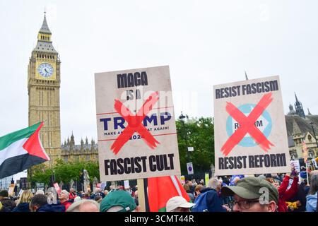 London, Großbritannien. September 2025. Demonstranten auf dem Parlamentsplatz. Tausende von Menschen marschierten gegen Donald Trump in Zentral-London, als der US-Präsident zu seinem zweiten Staatsbesuch in Großbritannien nach Windsor kam. Quelle: Vuk Valcic/Alamy Live News Stockfoto