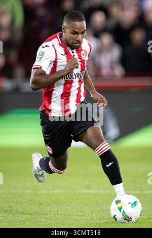 London, Großbritannien. September 2025. London, Großbritannien. September 2025. September 2025; Gtech Community Stadium, Brentford, London, England; Carabao Cup Football, Brentford gegen Aston Villa; Rico Henry von Brentford Credit: Action Plus Sports Images/Alamy Live News Credit: Action Plus Sports Images/Alamy Live News Stockfoto