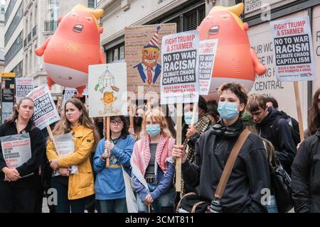 London, Vereinigtes Königreich 17. September 2025. Stoppt den marsch der Trump-Koalition und die Kundgebung findet im Zentrum Londons statt. Schätzungsweise 5.000 Demonstranten versammeln sich im Zentrum Londons gegen die Politik der Trump-Regierung während des Präsidentschaftsstaatsbesuchs in Großbritannien. Im Bild: Studenten, die sich der sozialistischen Studentenbewegung angeschlossen haben, tragen Anti-Trump-Plakate entlang der marschroute. Stockfoto