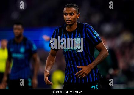 AMSTERDAM, NIEDERLANDE - 17. SEPTEMBER: Manuel Akanji vom FC Internazionale sieht beim Spiel der UEFA Champions League 2025/26 Phase MD1 zwischen AFC Ajax und FC Internazionale Milano am 17. September 2025 in der Johan Cruijff Arena in Amsterdam, Niederlande, an. (Foto: Rene Nijhuis) Stockfoto