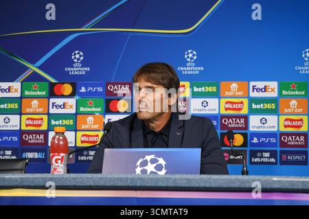 Munchester, Munchester, Inghilterra. September 2025. Antonio Conte Head Coach des SSC Napoli während der Pressekonferenz vor dem Spiel am 17. September 2025 in der Champions League zwischen Manchester City und Neapel im Etihad Stadium in Manchester. (Kreditbild: © Fabio Sasso/ZUMA Press Wire) NUR REDAKTIONELLE VERWENDUNG! Nicht für kommerzielle ZWECKE! Stockfoto