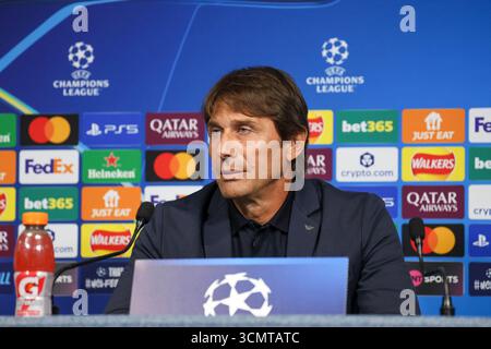 Munchester, Munchester, Inghilterra. September 2025. Antonio Conte Head Coach des SSC Napoli während der Pressekonferenz vor dem Spiel am 17. September 2025 in der Champions League zwischen Manchester City und Neapel im Etihad Stadium in Manchester. (Kreditbild: © Fabio Sasso/ZUMA Press Wire) NUR REDAKTIONELLE VERWENDUNG! Nicht für kommerzielle ZWECKE! Stockfoto
