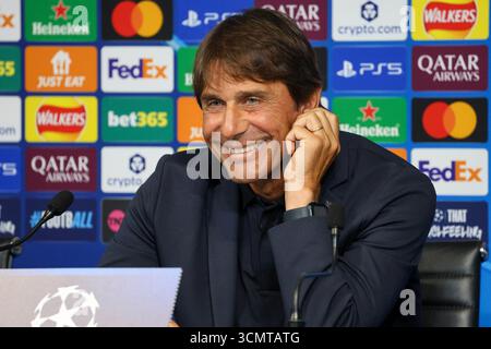 Munchester, Munchester, Inghilterra. September 2025. Antonio Conte Head Coach des SSC Napoli während der Pressekonferenz vor dem Spiel am 17. September 2025 in der Champions League zwischen Manchester City und Neapel im Etihad Stadium in Manchester. (Kreditbild: © Fabio Sasso/ZUMA Press Wire) NUR REDAKTIONELLE VERWENDUNG! Nicht für kommerzielle ZWECKE! Stockfoto