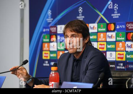 Munchester, Munchester, Inghilterra. September 2025. Antonio Conte Head Coach des SSC Napoli während der Pressekonferenz vor dem Spiel am 17. September 2025 in der Champions League zwischen Manchester City und Neapel im Etihad Stadium in Manchester. (Kreditbild: © Fabio Sasso/ZUMA Press Wire) NUR REDAKTIONELLE VERWENDUNG! Nicht für kommerzielle ZWECKE! Stockfoto