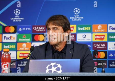 Munchester, Munchester, Inghilterra. September 2025. Antonio Conte Head Coach des SSC Napoli während der Pressekonferenz vor dem Spiel am 17. September 2025 in der Champions League zwischen Manchester City und Neapel im Etihad Stadium in Manchester. (Kreditbild: © Fabio Sasso/ZUMA Press Wire) NUR REDAKTIONELLE VERWENDUNG! Nicht für kommerzielle ZWECKE! Stockfoto