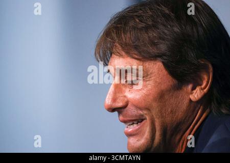 Munchester, Munchester, Inghilterra. September 2025. Antonio Conte Head Coach des SSC Napoli während der Pressekonferenz vor dem Spiel am 17. September 2025 in der Champions League zwischen Manchester City und Neapel im Etihad Stadium in Manchester. (Kreditbild: © Fabio Sasso/ZUMA Press Wire) NUR REDAKTIONELLE VERWENDUNG! Nicht für kommerzielle ZWECKE! Stockfoto