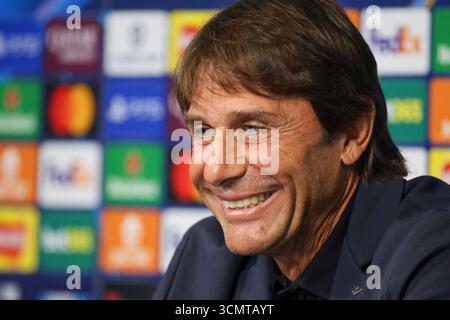 Munchester, Munchester, Inghilterra. September 2025. Antonio Conte Head Coach des SSC Napoli während der Pressekonferenz vor dem Spiel am 17. September 2025 in der Champions League zwischen Manchester City und Neapel im Etihad Stadium in Manchester. (Kreditbild: © Fabio Sasso/ZUMA Press Wire) NUR REDAKTIONELLE VERWENDUNG! Nicht für kommerzielle ZWECKE! Stockfoto