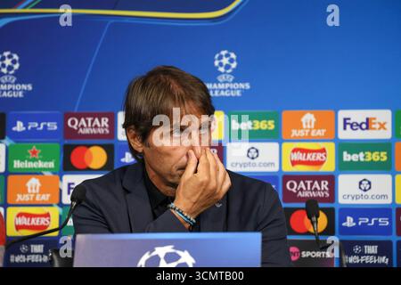 Munchester, Munchester, Inghilterra. September 2025. Antonio Conte Head Coach des SSC Napoli während der Pressekonferenz vor dem Spiel am 17. September 2025 in der Champions League zwischen Manchester City und Neapel im Etihad Stadium in Manchester. (Kreditbild: © Fabio Sasso/ZUMA Press Wire) NUR REDAKTIONELLE VERWENDUNG! Nicht für kommerzielle ZWECKE! Stockfoto