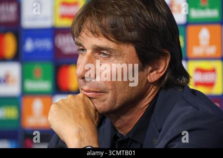 Munchester, Munchester, Inghilterra. September 2025. Antonio Conte Head Coach des SSC Napoli während der Pressekonferenz vor dem Spiel am 17. September 2025 in der Champions League zwischen Manchester City und Neapel im Etihad Stadium in Manchester. (Kreditbild: © Fabio Sasso/ZUMA Press Wire) NUR REDAKTIONELLE VERWENDUNG! Nicht für kommerzielle ZWECKE! Stockfoto