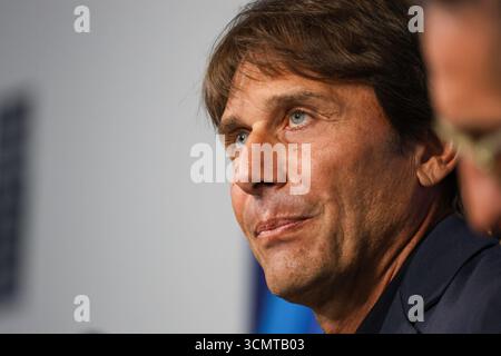 Munchester, Munchester, Inghilterra. September 2025. Antonio Conte Head Coach des SSC Napoli während der Pressekonferenz vor dem Spiel am 17. September 2025 in der Champions League zwischen Manchester City und Neapel im Etihad Stadium in Manchester. (Kreditbild: © Fabio Sasso/ZUMA Press Wire) NUR REDAKTIONELLE VERWENDUNG! Nicht für kommerzielle ZWECKE! Stockfoto