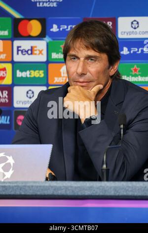 Munchester, Munchester, Inghilterra. September 2025. Antonio Conte Head Coach des SSC Napoli während der Pressekonferenz vor dem Spiel am 17. September 2025 in der Champions League zwischen Manchester City und Neapel im Etihad Stadium in Manchester. (Kreditbild: © Fabio Sasso/ZUMA Press Wire) NUR REDAKTIONELLE VERWENDUNG! Nicht für kommerzielle ZWECKE! Stockfoto