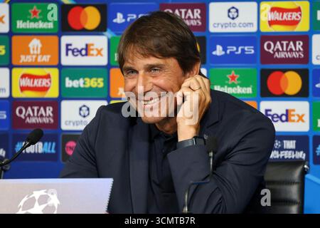 Munchester, Munchester, Inghilterra. September 2025. Antonio Conte Head Coach des SSC Napoli während der Pressekonferenz vor dem Spiel am 17. September 2025 in der Champions League zwischen Manchester City und Neapel im Etihad Stadium in Manchester. (Kreditbild: © Fabio Sasso/ZUMA Press Wire) NUR REDAKTIONELLE VERWENDUNG! Nicht für kommerzielle ZWECKE! Stockfoto