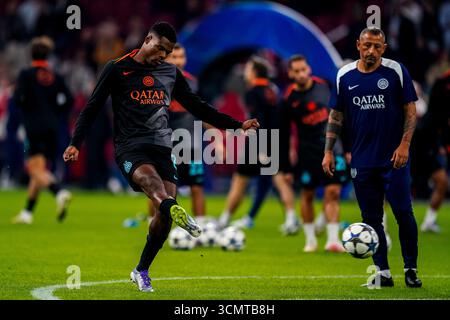 AMSTERDAM, NIEDERLANDE - 17. SEPTEMBER: Denzel Dumfries vom FC Internazionale wärmt sich vor dem Spiel der UEFA Champions League 2025/26 League Phase MD1 zwischen AFC Ajax und FC Internazionale Milano am 17. September 2025 in der Johan Cruijff Arena in Amsterdam auf. (Foto: Rene Nijhuis) Stockfoto