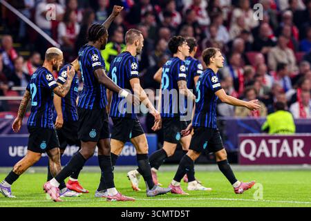 Amsterdam, Niederlande. September 2025. AMSTERDAM, NIEDERLANDE - 17. SEPTEMBER: Marcus Thuram vom FC Internazionale Milano, Spieler des FC Internazionale Milano feiern das erste Tor während des Spiels der UEFA Champions League 2025/26 Phase zwischen AFC Ajax und FC Internazionale Milano am 17. September 2025 in der Johan Cruijff Arena in Amsterdam. (Foto: Ben Gal/Orange Pictures) Credit: Orange Pics BV/Alamy Live News Stockfoto