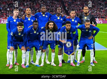 München, Deutschland. September 2025. Fußball, Champions League, Bayern München - Chelsea FC, Vorrunde, Spieltag 1 in der Allianz Arena. Die Chelsea-Spieler stehen zusammen für das Teamfoto vor dem Spiel. Quelle: Sven Hoppe/dpa/Alamy Live News Stockfoto
