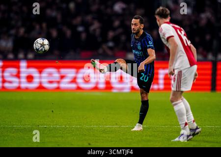 AMSTERDAM, NIEDERLANDE - 17. SEPTEMBER: Hakan Calhanoglu vom FC Internazionale übergibt den Ball während des Spiels der UEFA Champions League 2025/26 League Phase MD1 zwischen dem AFC Ajax und dem FC Internazionale Milano am 17. September 2025 in der Johan Cruijff Arena in Amsterdam. (Foto: Rene Nijhuis) Stockfoto