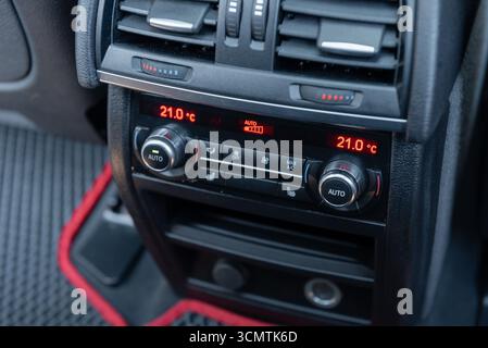Sitzheizung und Bedienteil für Lüftung im Auto. Bedienelemente der Klimaanlage für die Fondpassagiere. Stockfoto