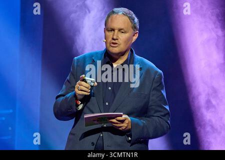 Hamburg, Deutschland. September 2025. Carsten Brosda (SPD), Senator für Kultur in Hamburg, ist während der Reeperbahn Festival Opening Show im Stage-Operettenhaus auf der Bühne. Das Motto des 20. Reeperbahn Festivals lautet: „Stell dir das miteinander vor!“. Quelle: Georg Wendt/dpa/Alamy Live News Stockfoto
