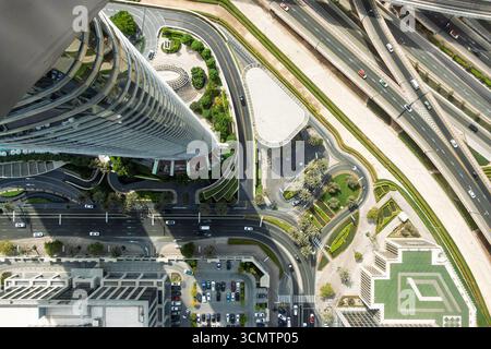 Blick aus der Luft durch den Glasboden des Sky View Observatory an der geschäftigen Autobahnkreuzung Dubai, vereinigte arabische emirate Stockfoto