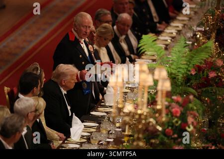König Charles III. Hält seine Rede, während US-Präsident Donald Trump während des Staatsbanketts für den US-Präsidenten und First Lady Melania Trump in Windsor Castle, Berkshire, am ersten Tag ihres zweiten Staatsbesuchs in der UKPicture, Mittwoch, den 17. September 2025, zuhört. Stockfoto