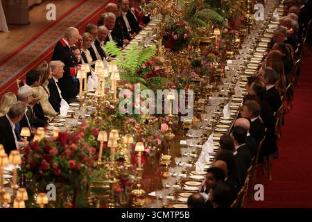 König Charles III. Hält seine Rede als US-Präsident Donald Trump, die Prinzessin von Wales und Gäste hören während des Staatsbanketts für den US-Präsidenten und First Lady Melania Trump in Windsor Castle, Berkshire, am ersten Tag ihres zweiten Staatsbesuchs im UKPicture Datum: Mittwoch, 17. September 2025. Stockfoto