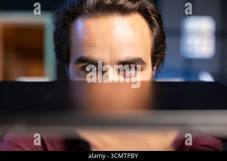 Nahaufnahme des Films von Technologie-Content-Creator für neu eingeführte Gaming-Notebooks. Internet-Star präsentiert Abonnenten ein Notebook, beeindruckt von seinem schlanken Design Stockfoto