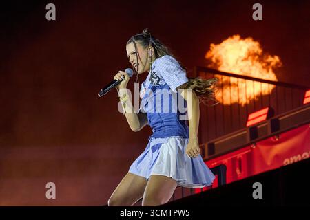 Hamburg, Deutschland. September 2025. Nina Chuba, Sängerin und Rapperin, tritt während des Reeperbahn Festivals auf der Bühne des Heiligengeistfeldes auf. Das Motto des 20. Reeperbahn Festivals lautet: „Stell dir das miteinander vor!“. Quelle: Georg Wendt/dpa/Alamy Live News Stockfoto