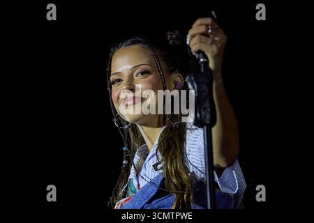 Hamburg, Deutschland. September 2025. Nina Chuba, Sängerin und Rapperin, tritt während des Reeperbahn Festivals auf der Bühne des Heiligengeistfeldes auf. Das Motto des 20. Reeperbahn Festivals lautet: „Stell dir das miteinander vor!“. Quelle: Georg Wendt/dpa/Alamy Live News Stockfoto