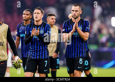 Amsterdam, Niederlande. September 2025. AMSTERDAM, NIEDERLANDE - 17. SEPTEMBER: Piotr Zielinski vom FC Internazionale Milano, Stefan de Vrij vom FC Internazionale Milano danken den Fans während des Spiels der UEFA Champions League 2025/26 Phase zwischen AFC Ajax und FC Internazionale Milano am 17. September 2025 in der Johan Cruijff Arena in Amsterdam. (Foto von Andre Weening/Orange Pictures) Credit: Orange Pics BV/Alamy Live News Stockfoto