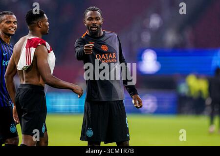 Amsterdam, Niederlande. September 2025. AMSTERDAM, NIEDERLANDE - 17. SEPTEMBER: Marcus Thuram vom FC Internazionale Milano spricht mit Denzel Dumfries vom FC Internazionale Milano während des Spiels der UEFA Champions League 2025/26 zwischen AFC Ajax und FC Internazionale Milano am 17. September 2025 in der Johan Cruijff Arena in Amsterdam. (Foto von Andre Weening/Orange Pictures) Credit: Orange Pics BV/Alamy Live News Stockfoto
