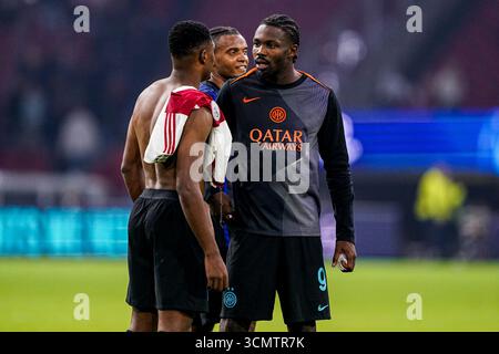 Amsterdam, Niederlande. September 2025. AMSTERDAM, NIEDERLANDE - 17. SEPTEMBER: Marcus Thuram vom FC Internazionale Milano spricht mit Denzel Dumfries vom FC Internazionale Milano während des Spiels der UEFA Champions League 2025/26 zwischen AFC Ajax und FC Internazionale Milano am 17. September 2025 in der Johan Cruijff Arena in Amsterdam. (Foto von Andre Weening/Orange Pictures) Credit: Orange Pics BV/Alamy Live News Stockfoto