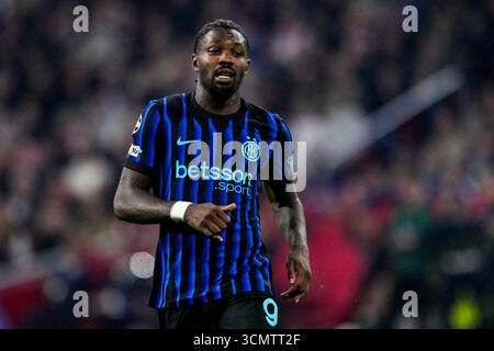AMSTERDAM, NIEDERLANDE - 17. SEPTEMBER: Marcus Thuram vom FC Internazionale sieht beim Spiel der UEFA Champions League 2025/26 Phase MD1 zwischen AFC Ajax und FC Internazionale Milano am 17. September 2025 in der Johan Cruijff Arena in Amsterdam, Niederlande, an. (Foto: Rene Nijhuis) Stockfoto