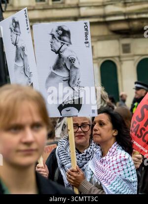 Westminster, London, Großbritannien. September 2025. Mehrere tausend Anti-Präsident-Trump-Demonstranten marschieren während des Staatsbesuchs mit König Charles durch London. Quelle: Newspics UK London/Alamy Live News Stockfoto