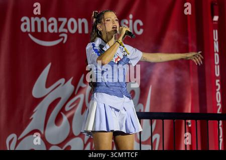 Hamburg, Deutschland. September 2025. Nina Chuba, Sängerin und Rapperin, tritt während des Reeperbahn Festivals auf der Bühne des Heiligengeistfeldes auf. Das Motto des 20. Reeperbahn Festivals lautet: „Stell dir das miteinander vor!“. Quelle: Georg Wendt/dpa/Alamy Live News Stockfoto