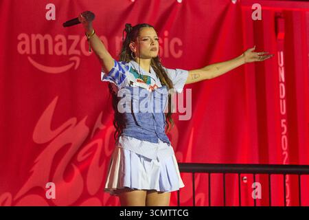 Hamburg, Deutschland. September 2025. Nina Chuba, Sängerin und Rapperin, tritt während des Reeperbahn Festivals auf der Bühne des Heiligengeistfeldes auf. Das Motto des 20. Reeperbahn Festivals lautet: „Stell dir das miteinander vor!“. Quelle: Georg Wendt/dpa/Alamy Live News Stockfoto