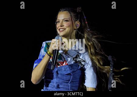 Hamburg, Deutschland. September 2025. Nina Chuba, Sängerin und Rapperin, tritt während des Reeperbahn Festivals auf der Bühne des Heiligengeistfeldes auf. Das Motto des 20. Reeperbahn Festivals lautet: „Stell dir das miteinander vor!“. Quelle: Georg Wendt/dpa/Alamy Live News Stockfoto