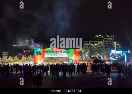 Hamburg, Deutschland. September 2025. Oberhalb des Eingangs zum 20. Reeperbahn Festival auf Heiligengeistfeld steht der Slogan „Reeperbahn Festival Village“. Der Bunker ist im Hintergrund zu sehen. Das Motto des 20. Reeperbahn Festivals lautet: „Stell dir das miteinander vor!“. Quelle: Georg Wendt/dpa/Alamy Live News Stockfoto