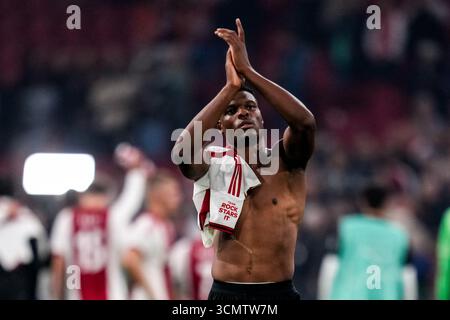 AMSTERDAM, NIEDERLANDE - 17. SEPTEMBER: Denzel Dumfries vom FC Internazionale applaudiert den Fans nach dem Spiel der UEFA Champions League 2025/26 Phase MD1 zwischen AFC Ajax und FC Internazionale Milano am 17. September 2025 in der Johan Cruijff Arena in Amsterdam. (Foto: Rene Nijhuis) Stockfoto