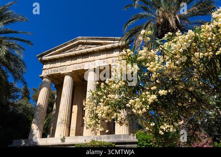Neoklassizistischer Tempel Monument für Sir Alexander Ball in den unteren Barrakka Gärten in Valletta, Malta Stockfoto