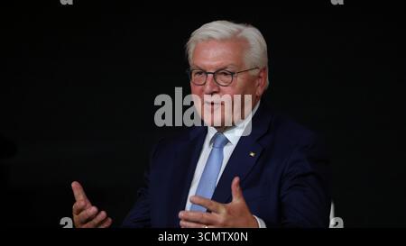Berlin, Deutschland, 17. September 2025. Bundespräsident Frank-Walter Steinmeier ehrte das Kino mit einem Kulturabend zusammen mit İlker Catak, Doris Dörrie, Maria Schrader und Wim Wenders. Foto: Klaus Kroenert Credit: Klaus Kroenert/Alamy Live News Stockfoto