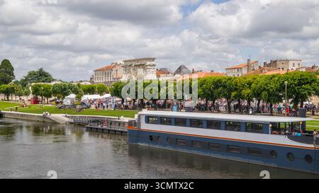 Blick auf das Saintes Triathlon 2018 Sportereignis mit Athleten, Zuschauern und Renneinstellungen Stockfoto