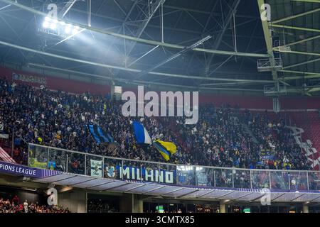 AMSTERDAM, NIEDERLANDE - 17. SEPTEMBER: Fans des FC Internazionale zeigen ihre Unterstützung vor dem Spiel der UEFA Champions League 2025/26 League Phase MD1 zwischen AFC Ajax und FC Internazionale Milano am 17. September 2025 in der Johan Cruijff Arena in Amsterdam. (Foto: Rene Nijhuis) Stockfoto