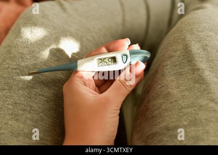 Nahaufnahme eines Digitalthermometers, das eine niedrige Temperatur anzeigt. Dieses Bild erfasst die subtilen ersten Symptome, die das wechselnde Wetter mit Beginn des Herbstes begleiten. Stockfoto