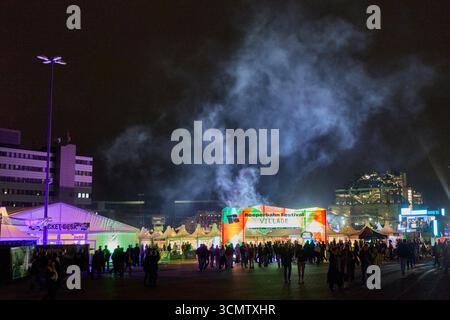Hamburg, Deutschland. September 2025. Oberhalb des Eingangs zum 20. Reeperbahn Festival auf Heiligengeistfeld steht der Slogan „Reeperbahn Festival Village“. Der Bunker ist im Hintergrund zu sehen. Das Motto des 20. Reeperbahn Festivals lautet: „Stell dir das miteinander vor!“. Quelle: Georg Wendt/dpa/Alamy Live News Stockfoto