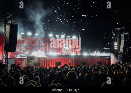 Hamburg, Deutschland. September 2025. Nina Chuba, Sängerin und Rapperin, tritt während des Reeperbahn Festivals auf der Bühne des Heiligengeistfeldes auf. Das Motto des 20. Reeperbahn Festivals lautet: „Stell dir das miteinander vor!“. Quelle: Georg Wendt/dpa/Alamy Live News Stockfoto
